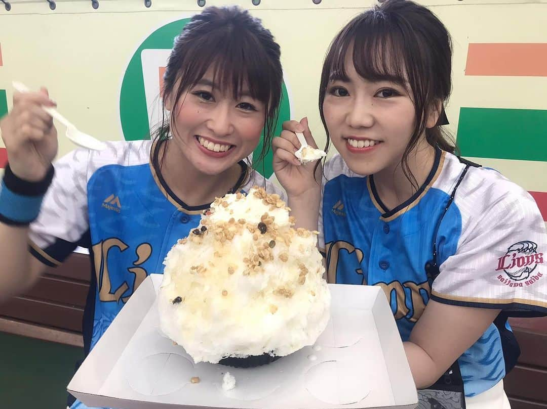 ブルーレジェンズさんのインスタグラム写真 - (ブルーレジェンズInstagram)「今日から8月🌻🍉🎐 スタジアムMCのNAGI HARUがライナSnowをレポート🍧 2人のオススメは、はちみつグラノーラwith練乳ホイップです😍 試合開始前まで購入可能なので、早めにCheck!!!!!! #bluelegends #seibulions #埼玉西武ライオンズ #かき氷」8月1日 18時17分 - bluelegends_lionsofficial