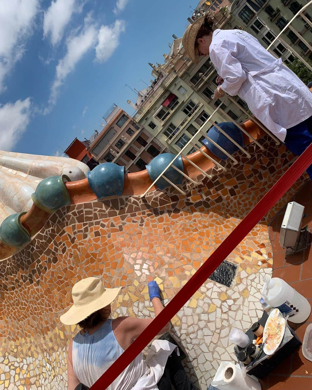 渡辺由布子さんのインスタグラム写真 - (渡辺由布子Instagram)「🎨 ・ CASA BATTLO-Gaudi  #バルセロナ の#世界遺産 の代表格#カサバトリョ。  ただ見たり聞いたりするでもなく、#AR (拡張現実)を使って、スマホ越しに#ガウディ の世界観を覗き見ることができる、時代にマッチした新しい芸術鑑賞のスタイル。  これは一見の価値アリ！  ストーリーズにたくさんpostしたので、ネタバレしてもよい人は見てみてね。  #バトリョの家 #おっぱい  #Gaudi  #gaudiarchitecture  #barcelonagram  #barcelona_turisme ＿＿＿＿＿＿＿＿＿＿＿＿＿＿＿＿＿＿＿＿＿＿＿＿＿ 📍 #CasaBattlo #Barcelona #Spain #🇪🇸」8月1日 18時17分 - watanabe_yuko