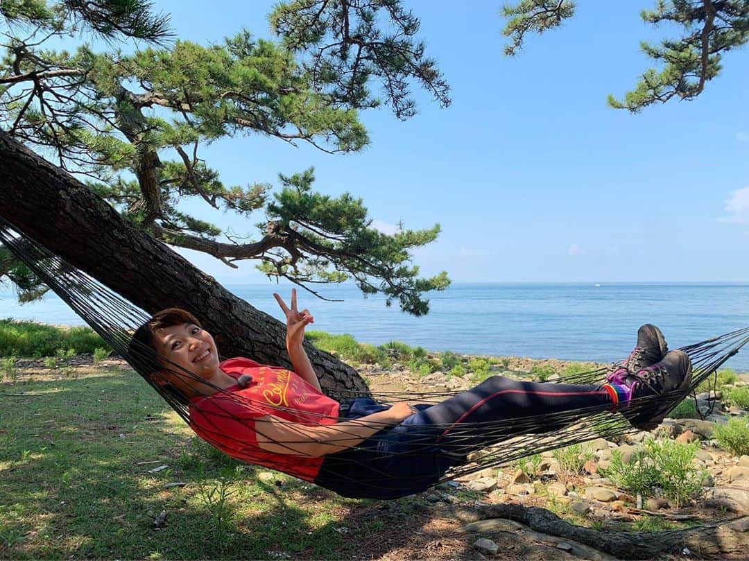 黒木千晶さんのインスタグラム写真 - (黒木千晶Instagram)「青い海、青い空！ 今日は景色が綺麗な場所でのロケでした☺︎ 暑かった〜💦 . 休憩中にハンモックに揺られているところ。 慣れないので身体が強張ってます。リラックスできてない。笑  #かんさい情報ネットten」8月1日 18時19分 - kuroki.ytv