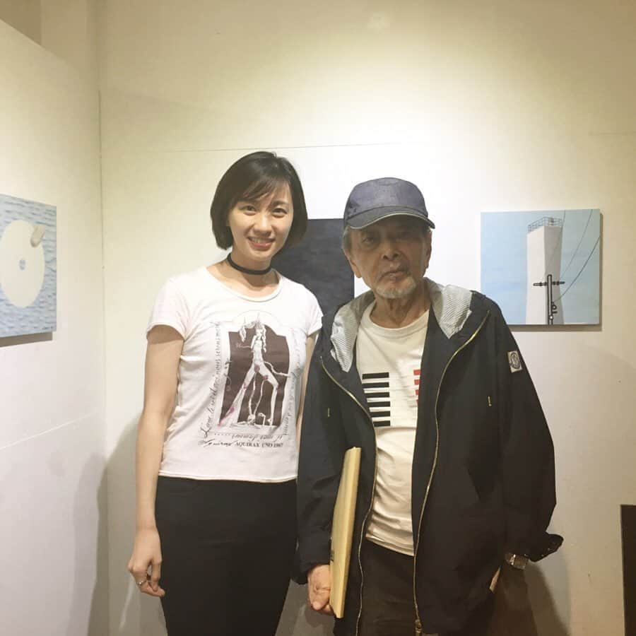 今村沙緒里のインスタグラム：「Hello August！ 毎日、暑いですね。 Tシャツの季節。 宇野亞喜良さんと★ 今回もお声がけいただき 色々な方と出会えて…感謝です🦋 小渕ももさん、林恭三さん、宇野さん。 大御所だけど、かわいい素敵な3人💎 ・ 宇野さん"MON MONT BLUE"を持ってきて まさかの、みなさんとみることに🎬！ 1人、ヒヤヒヤでした🐳 でも作品の中にQuo Vadisが出てきたり、 ご感想も嬉しかったり…＊ 新しいアイデアの話も🔹 ・ イラストレーターのみなさんと 文化やアート、時には変態な話を🐶 年齢や、ジャンルを超えたピュアな関係。 会って、話して、笑って。 夏本番！ ワクワクする夏になりますように❤︎ ・ #creative #illustrator #art #respect #team #quovadis #아트 #일러스트 #선배 #사진 #宇野亞喜良さん #小渕ももさん #林恭三さん #イラストレーター #素敵なみなさん #ワクワク」