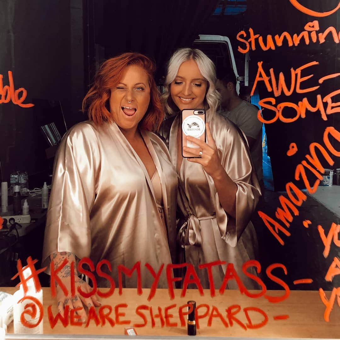 シェパードのインスタグラム：「@hair_by_jools you have so much talent and we are so glad you’re in this music video. Your positive energy is contagious and we absolutely love you. Who else is lucky enough to have a friend like Jools in their lives? Tag them below」