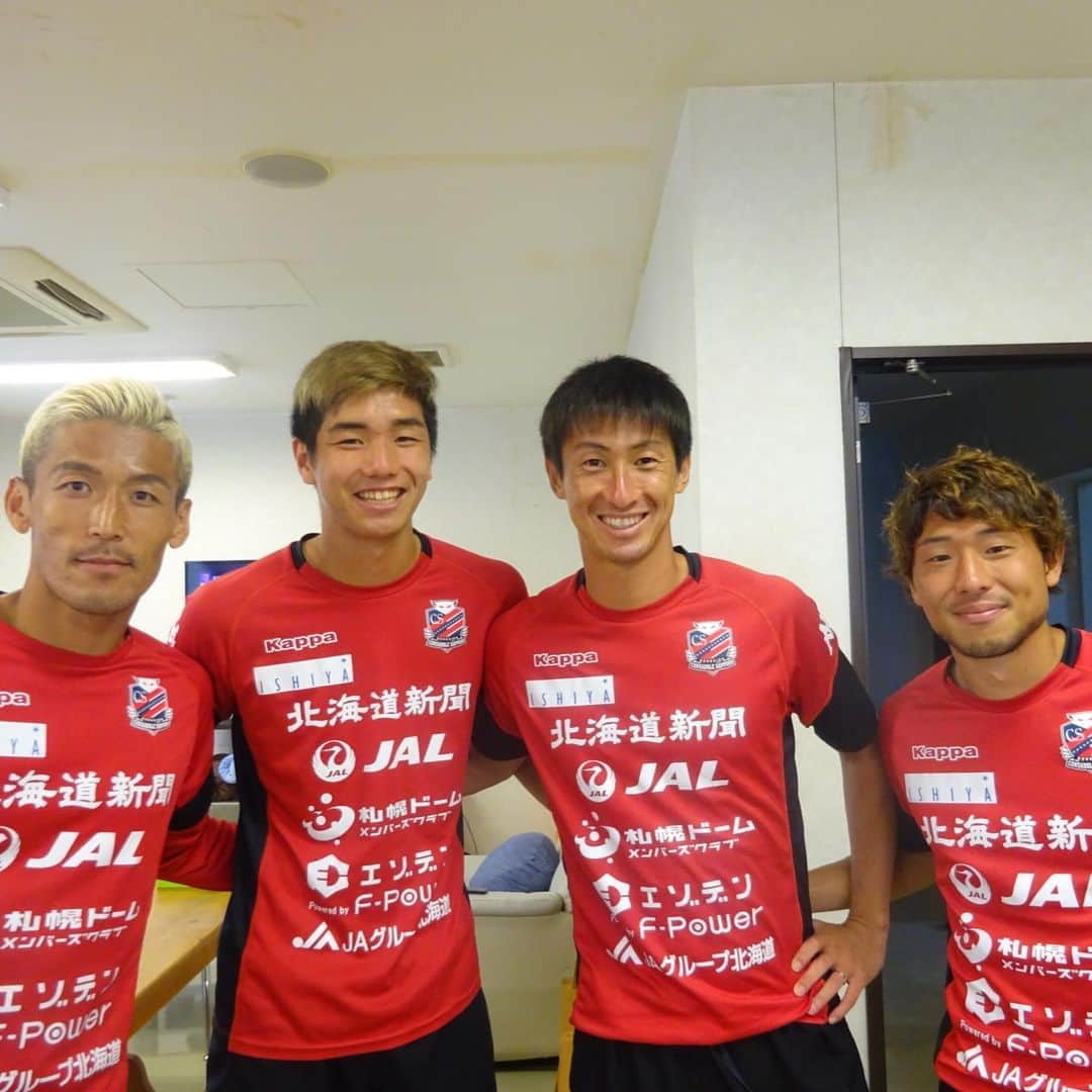のインスタグラム：「今日の朝。トーヤくんが静岡へ向かいました  昨日のランチの時には頑張ってこいよ！と先輩たちが声をかけて送り出してくれていました😊  高校1年生の時からしまふく寮で生活しているトーヤくん。  トップの選手になってからはよく髪型が変わったなぁ〜と思う。✂️ 高校生の時から髪を伸ばしてパーマをかけたかったと憧れていたヘアスタイルでキャンプから帰ってきた日。  ソンユンの行っている美容室に行きイメチェンした日。  イメチェンしたのに頭に怪我をして包帯をぐるぐる巻きにして髪型がよくわからなくなって帰ってきた日。  何を思ったかいきなりピンクに染めてきた日。  気づけばピンクも抜け金髪になりタイヨーくんの後ろ姿と見分けがつかなくなってた日。  いろんなヘアスタイルにしてきましたが昨日の夜にはこれから始まる新しい生活に向けて黒髪にしてきました。  キャンプから帰ってきて変わったのは髪型だけではなく、時には一緒に暮らしているユースの寮生に注意をしてくれていたりと選手として社会人としても少しずつ成長しました😊  次に会える時には、今よりもたくましくなって帰ってくるだろうと楽しみにしています✨  トーヤくん行ってらっしゃい⚽️ しまふく寮ごはん🏠  #consadole  #consadole #consadole #コンサドーレ #jleague #ｊリーグ #soccer #サッカー #しまふく寮通信	 #食育 #食トレ #アスリートごはん #身体づくり #JAグループ北海道 #ゆめぴりか #みんなのよい食親善大使 #よつ葉 @yotsuba_milkproducts_official #北海道ぎょれん #町村農場 #アスリートフードマイスター #松浦沙耶花 #昼ごはん #夜ごはん #献立 #定食 #ランチ #レシピ #料理 #栄養 #栄養バランス #consadole #consadole #コンサドーレ #jleague #ｊリーグ #soccer #サッカー #しまふく寮通信	 #食育 #食トレ #アスリートごはん #身体づくり #JAグループ北海道 #ゆめぴりか #みんなのよい食親善大使 #よつ葉 @yotsuba_milkproducts_official #北海道ぎょれん #町村農場 #アスリートフードマイスター #松浦沙耶花 #昼ごはん #夜ごはん #献立 #定食 #ランチ #レシピ #料理 #栄養 #栄養バランス」
