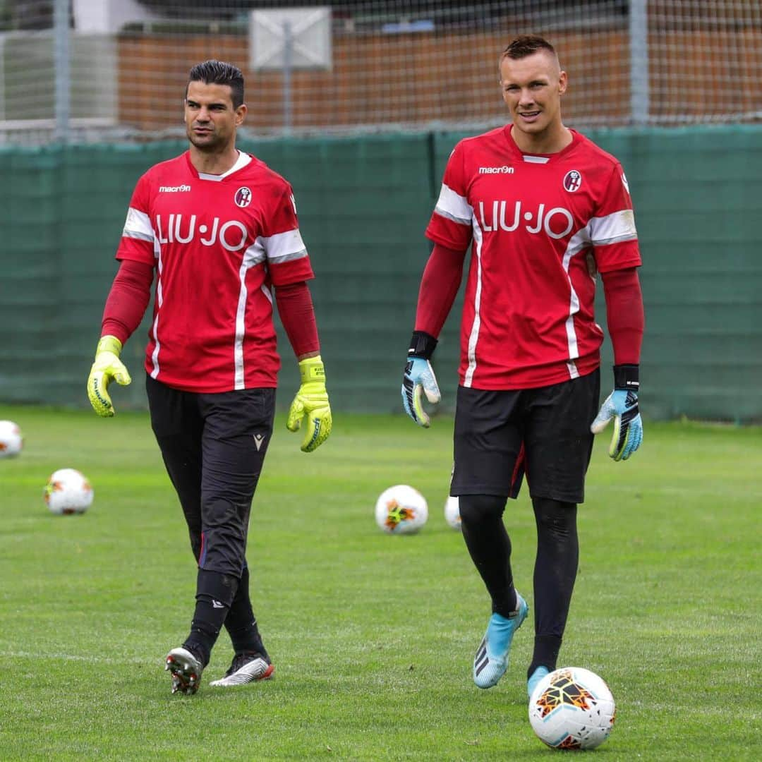 ボローニャFCさんのインスタグラム写真 - (ボローニャFCInstagram)「🤜 ANGELO➕ LUKASZ 🤛  Tagga un tuo amico portiere 🧤✏️ #WeAreOne」8月1日 18時33分 - officialbolognafc