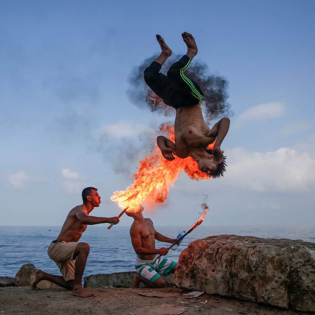 AFP通信さんのインスタグラム写真 - (AFP通信Instagram)「AFP Photo 📷 @mohmdbaba - Palestinian men perform fire breathing on the beach as an entertainment for children during the summer vacation in Gaza City on August 1, 2019.」8月1日 18時41分 - afpphoto