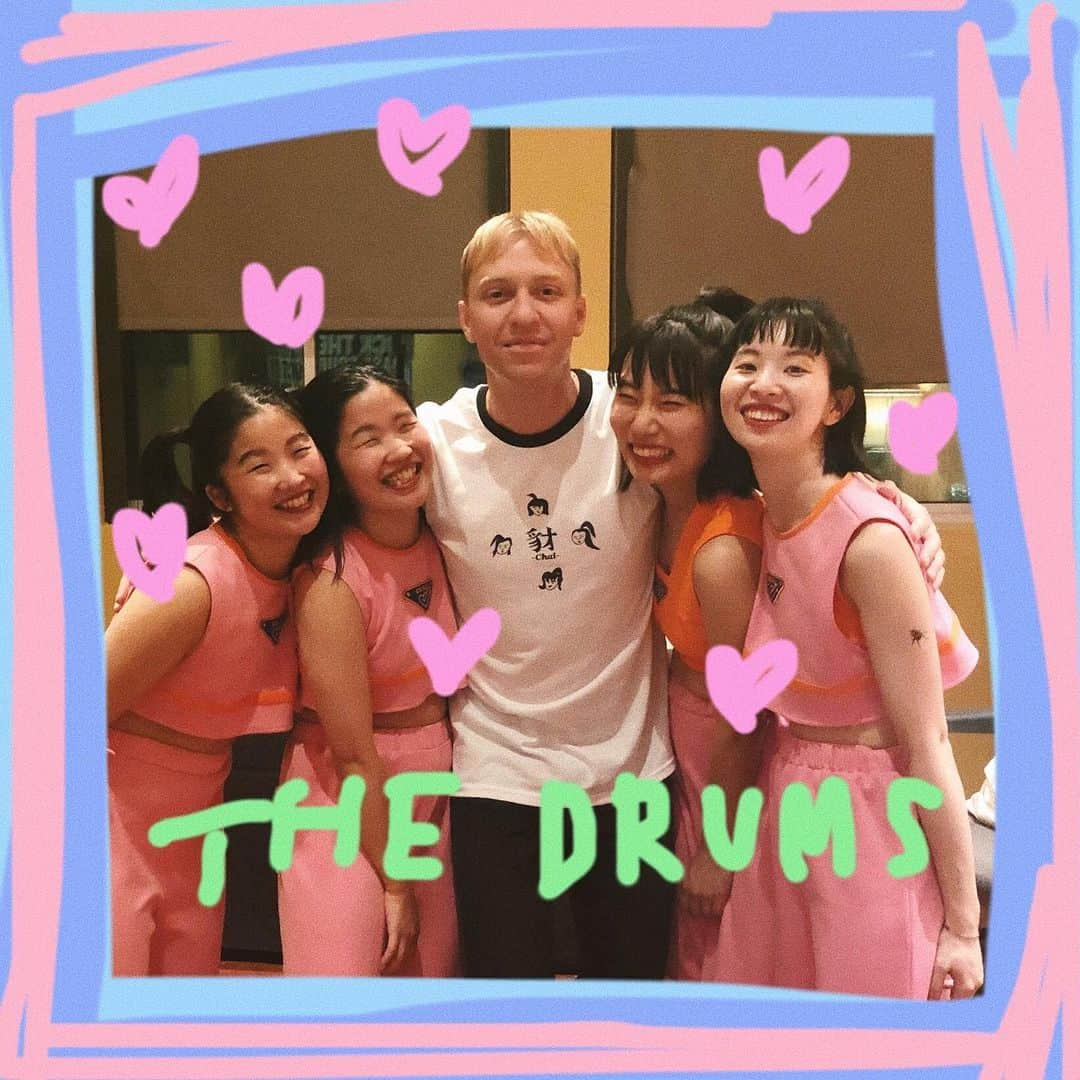 ユウキさんのインスタグラム写真 - (ユウキInstagram)「BIG LOVE THE DRUMS 💚💚 I’m soooo happy to meet you !!! @thedrumsofficial  And our US tour is over 😢💚 Thank you everybody for coming ! See you soon ❤️promise❤️❤️ あっとゆう間におわったよUS tour! かえったらすぐjapanでライブあるよ🇯🇵 たのしみにしとってね❤️ （JonnyがCHAIのTシャツきてるのかわいすぎね❤️） #thedtums #CHAIband #neokawaii #neoかわいい #lasvegas #illustration」8月1日 18時39分 - yuukichan2