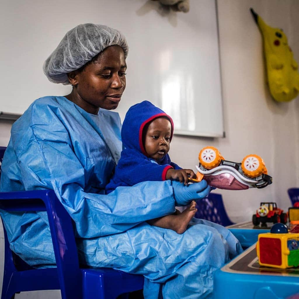 unicefさんのインスタグラム写真 - (unicefInstagram)「Ruth is feeding 7-month-old Christ-Vie inside a nursery for children affected by Ebola in North Kivu, Democratic Republic of Congo. Ruth, 19, survived Ebola, which flooded her body with high levels of protective antibodies, practically eliminating the likelihood of her catching the virus again. She’s using her immunity to help children whose mothers are suffering from Ebola by cradling, feeding and playing with them. Ruth’s human touch is vital for Christ-Vie’s emotional wellbeing. Tragically, baby Christ-Vie’s mother passed away a few days before this photo was taken. @unicefrdcongo is supporting her care until her family come to collect her. © UNICEF/UN0311515/@vtremeau」8月1日 18時41分 - unicef