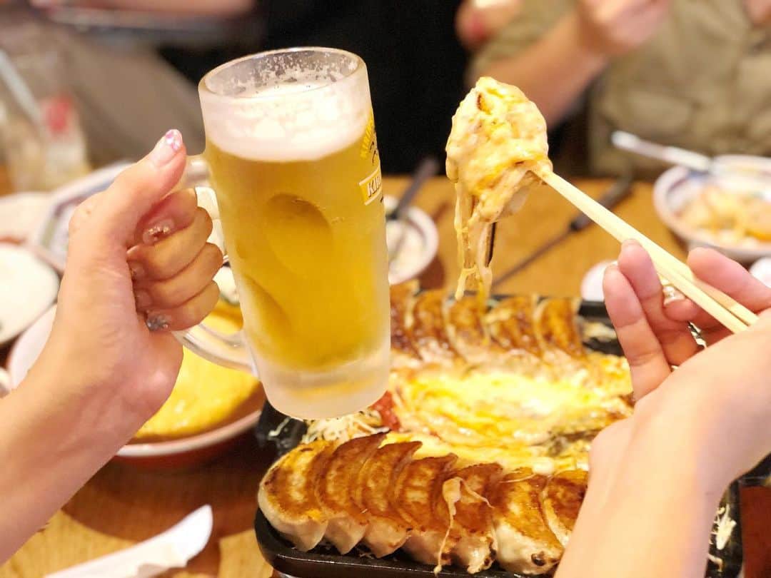 l.lily1013さんのインスタグラム写真 - (l.lily1013Instagram)「池袋東口にある 『三度の飯より餃子好き』 に @yoka1124 親子と行ってきたよー✨ ・ 大海老餃子はエビが1匹丸っと入っていて大ぶりで大葉が入っていて 美味しいー🦐 ・ チーズとろっとろの 餃子のダッカルビ風の鉄板は 追いチーズ、コーン、ウィンナー、ミニトマトがセットで 子供たちにも大人気🌽 ママたちもチーズと餃子が美味しくって大興奮で楽しかった✨ ・ 私餃子大好きだし 母も祖母も得意料理は餃子だったから結構味にうるさいけど、 ここのはほんと美味しかったよ😋 ・ 夏にビールと餃子とか最高！！ 店内の台湾をイメージしたランタンが素敵で 女子会にもピッタリ🐼✨ お近くの方はぜひ行ってみてね✨ ・ ・ #夜ごはん#よるごはん#晩御飯#ばんごはん #ビール女子 #ビール #夏ごはん #女子会 #晩ご飯記録 #小学生ママ#夏休み #餃子 #三度の飯より餃子好き #大阪王将 #gyoza #池袋 #大餃子 #海老餃子 #池袋餃子第一工場 #餃子パーティー #ギョパ#水餃子#焼き餃子」8月1日 18時43分 - l.lily1013