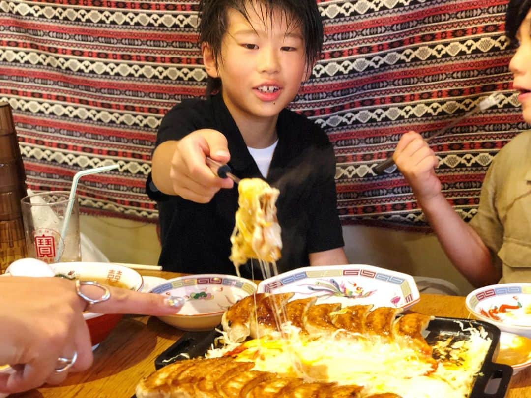 l.lily1013さんのインスタグラム写真 - (l.lily1013Instagram)「池袋東口にある 『三度の飯より餃子好き』 に @yoka1124 親子と行ってきたよー✨ ・ 大海老餃子はエビが1匹丸っと入っていて大ぶりで大葉が入っていて 美味しいー🦐 ・ チーズとろっとろの 餃子のダッカルビ風の鉄板は 追いチーズ、コーン、ウィンナー、ミニトマトがセットで 子供たちにも大人気🌽 ママたちもチーズと餃子が美味しくって大興奮で楽しかった✨ ・ 私餃子大好きだし 母も祖母も得意料理は餃子だったから結構味にうるさいけど、 ここのはほんと美味しかったよ😋 ・ 夏にビールと餃子とか最高！！ 店内の台湾をイメージしたランタンが素敵で 女子会にもピッタリ🐼✨ お近くの方はぜひ行ってみてね✨ ・ ・ #夜ごはん#よるごはん#晩御飯#ばんごはん #ビール女子 #ビール #夏ごはん #女子会 #晩ご飯記録 #小学生ママ#夏休み #餃子 #三度の飯より餃子好き #大阪王将 #gyoza #池袋 #大餃子 #海老餃子 #池袋餃子第一工場 #餃子パーティー #ギョパ#水餃子#焼き餃子」8月1日 18時43分 - l.lily1013