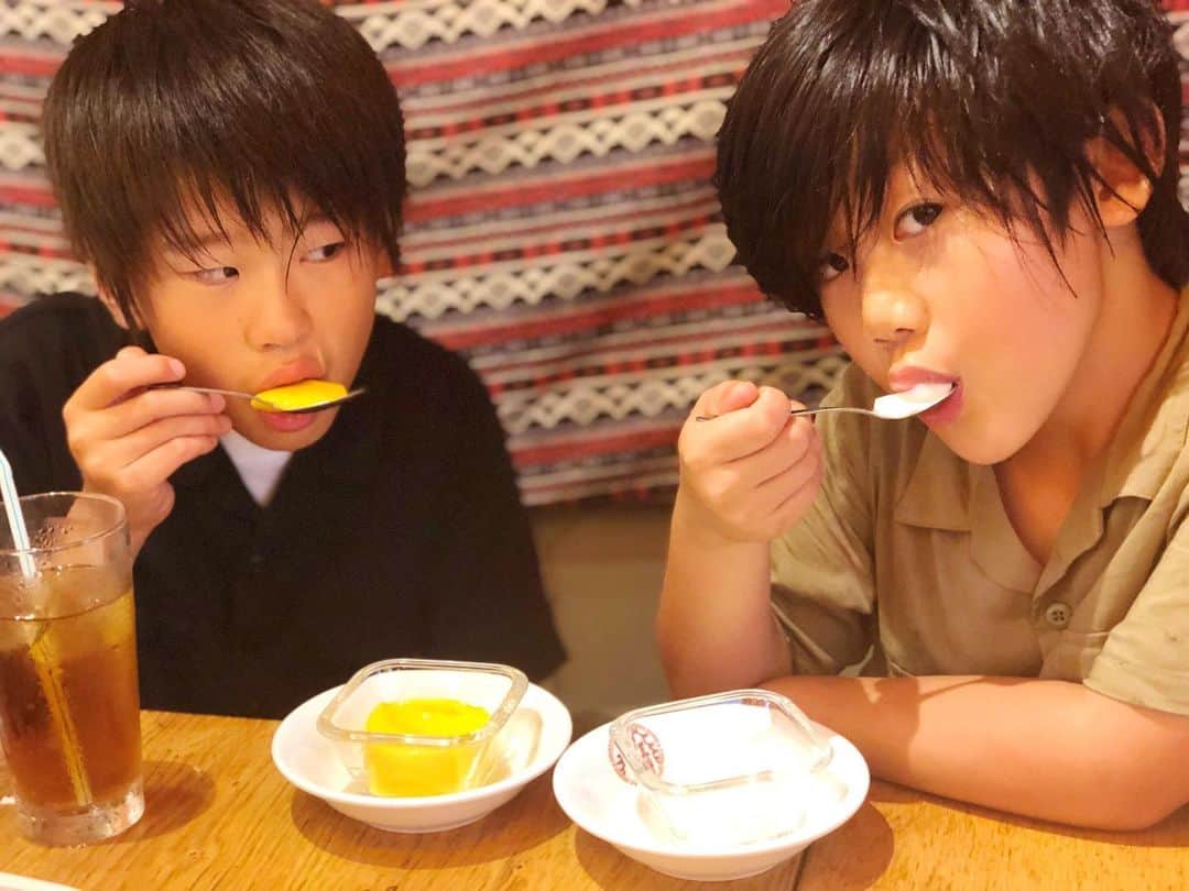 l.lily1013さんのインスタグラム写真 - (l.lily1013Instagram)「池袋東口にある 『三度の飯より餃子好き』 に @yoka1124 親子と行ってきたよー✨ ・ 大海老餃子はエビが1匹丸っと入っていて大ぶりで大葉が入っていて 美味しいー🦐 ・ チーズとろっとろの 餃子のダッカルビ風の鉄板は 追いチーズ、コーン、ウィンナー、ミニトマトがセットで 子供たちにも大人気🌽 ママたちもチーズと餃子が美味しくって大興奮で楽しかった✨ ・ 私餃子大好きだし 母も祖母も得意料理は餃子だったから結構味にうるさいけど、 ここのはほんと美味しかったよ😋 ・ 夏にビールと餃子とか最高！！ 店内の台湾をイメージしたランタンが素敵で 女子会にもピッタリ🐼✨ お近くの方はぜひ行ってみてね✨ ・ ・ #夜ごはん#よるごはん#晩御飯#ばんごはん #ビール女子 #ビール #夏ごはん #女子会 #晩ご飯記録 #小学生ママ#夏休み #餃子 #三度の飯より餃子好き #大阪王将 #gyoza #池袋 #大餃子 #海老餃子 #池袋餃子第一工場 #餃子パーティー #ギョパ#水餃子#焼き餃子」8月1日 18時43分 - l.lily1013