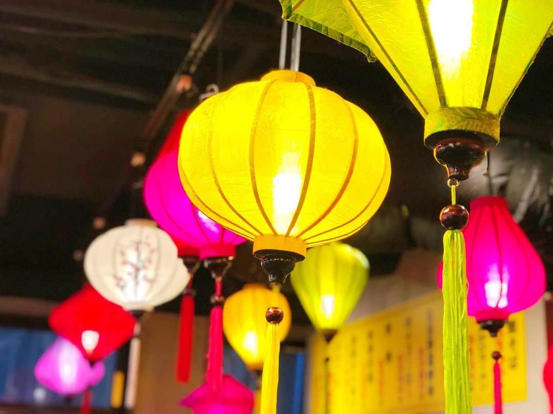 l.lily1013さんのインスタグラム写真 - (l.lily1013Instagram)「池袋東口にある 『三度の飯より餃子好き』 に @yoka1124 親子と行ってきたよー✨ ・ 大海老餃子はエビが1匹丸っと入っていて大ぶりで大葉が入っていて 美味しいー🦐 ・ チーズとろっとろの 餃子のダッカルビ風の鉄板は 追いチーズ、コーン、ウィンナー、ミニトマトがセットで 子供たちにも大人気🌽 ママたちもチーズと餃子が美味しくって大興奮で楽しかった✨ ・ 私餃子大好きだし 母も祖母も得意料理は餃子だったから結構味にうるさいけど、 ここのはほんと美味しかったよ😋 ・ 夏にビールと餃子とか最高！！ 店内の台湾をイメージしたランタンが素敵で 女子会にもピッタリ🐼✨ お近くの方はぜひ行ってみてね✨ ・ ・ #夜ごはん#よるごはん#晩御飯#ばんごはん #ビール女子 #ビール #夏ごはん #女子会 #晩ご飯記録 #小学生ママ#夏休み #餃子 #三度の飯より餃子好き #大阪王将 #gyoza #池袋 #大餃子 #海老餃子 #池袋餃子第一工場 #餃子パーティー #ギョパ#水餃子#焼き餃子」8月1日 18時43分 - l.lily1013