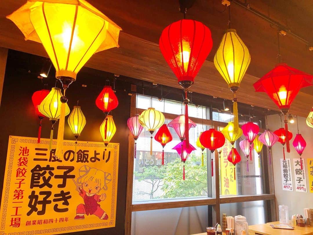 l.lily1013さんのインスタグラム写真 - (l.lily1013Instagram)「池袋東口にある 『三度の飯より餃子好き』 に @yoka1124 親子と行ってきたよー✨ ・ 大海老餃子はエビが1匹丸っと入っていて大ぶりで大葉が入っていて 美味しいー🦐 ・ チーズとろっとろの 餃子のダッカルビ風の鉄板は 追いチーズ、コーン、ウィンナー、ミニトマトがセットで 子供たちにも大人気🌽 ママたちもチーズと餃子が美味しくって大興奮で楽しかった✨ ・ 私餃子大好きだし 母も祖母も得意料理は餃子だったから結構味にうるさいけど、 ここのはほんと美味しかったよ😋 ・ 夏にビールと餃子とか最高！！ 店内の台湾をイメージしたランタンが素敵で 女子会にもピッタリ🐼✨ お近くの方はぜひ行ってみてね✨ ・ ・ #夜ごはん#よるごはん#晩御飯#ばんごはん #ビール女子 #ビール #夏ごはん #女子会 #晩ご飯記録 #小学生ママ#夏休み #餃子 #三度の飯より餃子好き #大阪王将 #gyoza #池袋 #大餃子 #海老餃子 #池袋餃子第一工場 #餃子パーティー #ギョパ#水餃子#焼き餃子」8月1日 18時43分 - l.lily1013