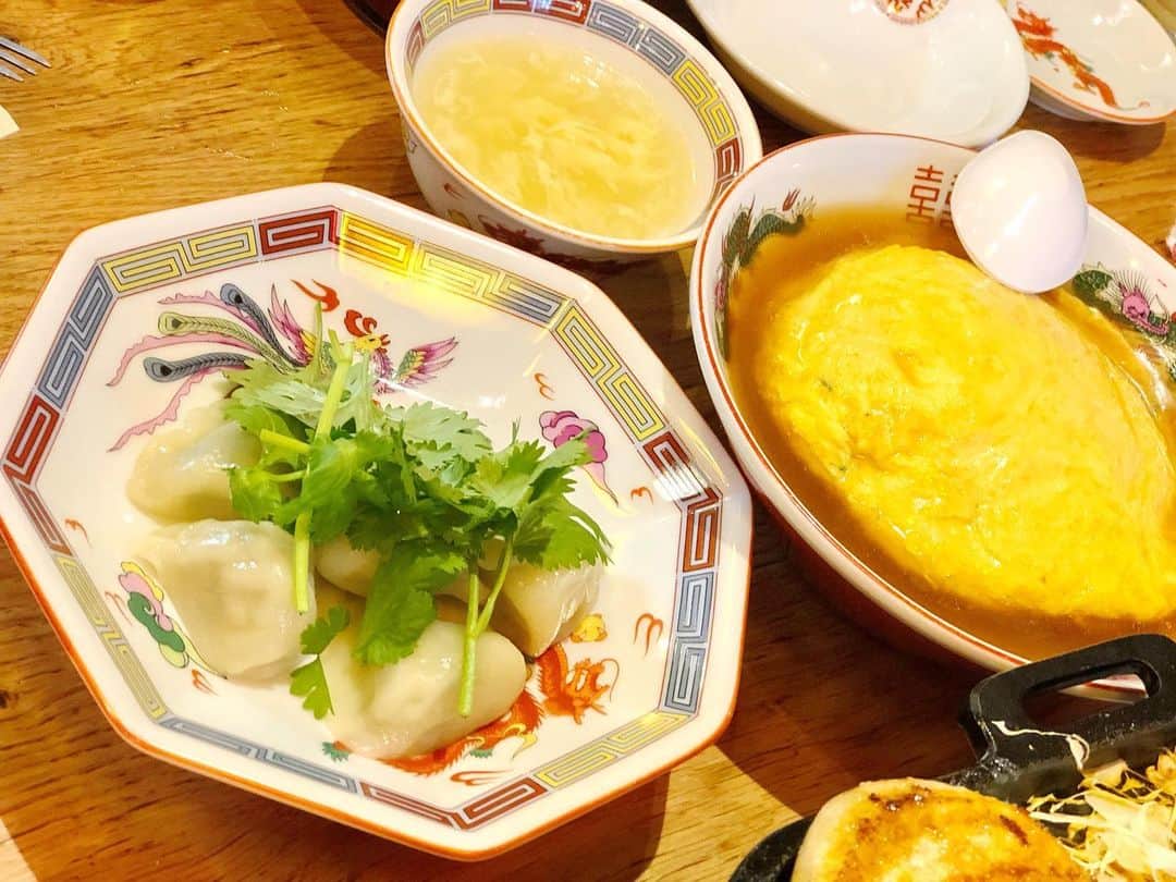 l.lily1013さんのインスタグラム写真 - (l.lily1013Instagram)「池袋東口にある 『三度の飯より餃子好き』 に @yoka1124 親子と行ってきたよー✨ ・ 大海老餃子はエビが1匹丸っと入っていて大ぶりで大葉が入っていて 美味しいー🦐 ・ チーズとろっとろの 餃子のダッカルビ風の鉄板は 追いチーズ、コーン、ウィンナー、ミニトマトがセットで 子供たちにも大人気🌽 ママたちもチーズと餃子が美味しくって大興奮で楽しかった✨ ・ 私餃子大好きだし 母も祖母も得意料理は餃子だったから結構味にうるさいけど、 ここのはほんと美味しかったよ😋 ・ 夏にビールと餃子とか最高！！ 店内の台湾をイメージしたランタンが素敵で 女子会にもピッタリ🐼✨ お近くの方はぜひ行ってみてね✨ ・ ・ #夜ごはん#よるごはん#晩御飯#ばんごはん #ビール女子 #ビール #夏ごはん #女子会 #晩ご飯記録 #小学生ママ#夏休み #餃子 #三度の飯より餃子好き #大阪王将 #gyoza #池袋 #大餃子 #海老餃子 #池袋餃子第一工場 #餃子パーティー #ギョパ#水餃子#焼き餃子」8月1日 18時43分 - l.lily1013
