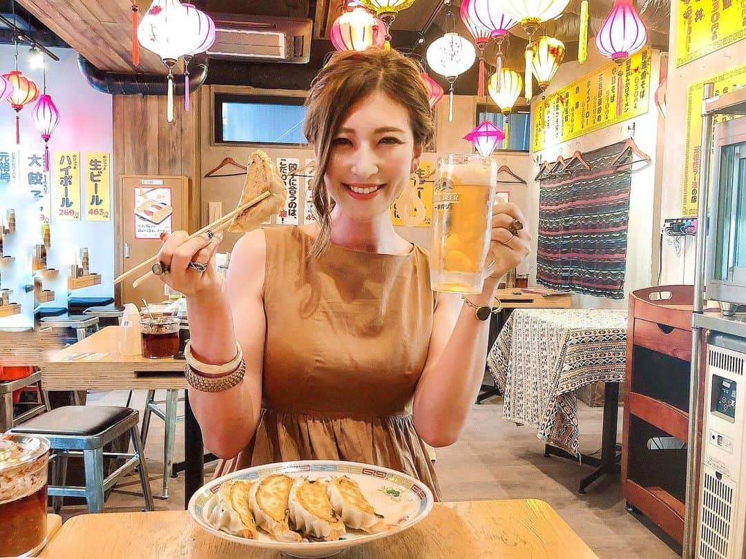 l.lily1013さんのインスタグラム写真 - (l.lily1013Instagram)「池袋東口にある 『三度の飯より餃子好き』 に @yoka1124 親子と行ってきたよー✨ ・ 大海老餃子はエビが1匹丸っと入っていて大ぶりで大葉が入っていて 美味しいー🦐 ・ チーズとろっとろの 餃子のダッカルビ風の鉄板は 追いチーズ、コーン、ウィンナー、ミニトマトがセットで 子供たちにも大人気🌽 ママたちもチーズと餃子が美味しくって大興奮で楽しかった✨ ・ 私餃子大好きだし 母も祖母も得意料理は餃子だったから結構味にうるさいけど、 ここのはほんと美味しかったよ😋 ・ 夏にビールと餃子とか最高！！ 店内の台湾をイメージしたランタンが素敵で 女子会にもピッタリ🐼✨ お近くの方はぜひ行ってみてね✨ ・ ・ #夜ごはん#よるごはん#晩御飯#ばんごはん #ビール女子 #ビール #夏ごはん #女子会 #晩ご飯記録 #小学生ママ#夏休み #餃子 #三度の飯より餃子好き #大阪王将 #gyoza #池袋 #大餃子 #海老餃子 #池袋餃子第一工場 #餃子パーティー #ギョパ#水餃子#焼き餃子」8月1日 18時43分 - l.lily1013