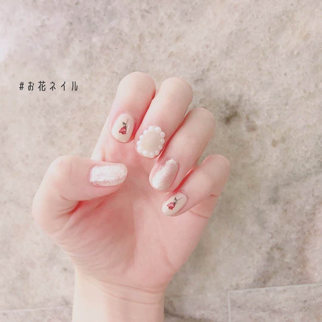 のインスタグラム：「お花ネイルが今の気分💕 みんなのおしゃれネイルを集めたよ！﻿ ﻿ デザインに迷ったら参考にしてみて💕 あなたはどのお花がタイプ？﻿ ﻿ ﻿ Thank you🙏💕﻿ @liry1205  @color_guard5  @ami__1010  @annyanchan  @_t_r_95  @alichan_32  @na_neko7  @kippy051 ﻿ ﻿ ﻿ ﻿ ﻿ ﻿ ﻿ ﻿ ﻿ ﻿ #ローリエプレス #お花ネイル」