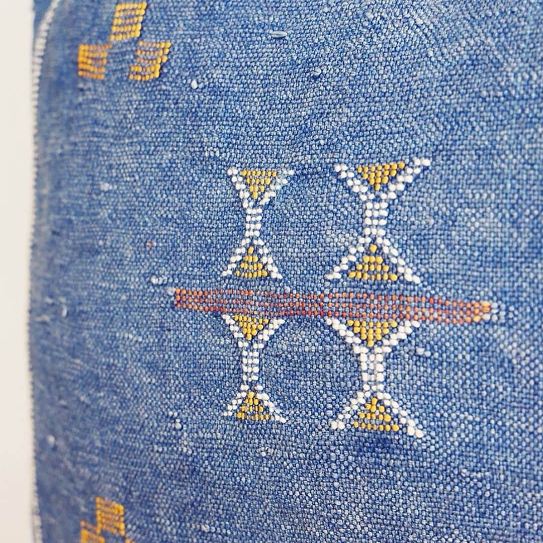オルネ ド フォイユさんのインスタグラム写真 - (オルネ ド フォイユInstagram)「【WEBショップ入荷情報】  モロッコのハンドメイドの刺繍クッションが明日、WEBショップに入荷します！  1点1点異なる伝統的なモチーフの手刺繍が施されたハンドメイドのクッション。  刺繍の色合いと爽やかな布地の組み合わせがとても可愛いファブリックアイテムで、お部屋のアクセントとしておすすめのクッションです。 . . ●明日8/2(金)、夕方以降にWEBショップにて販売いたします。 ●こちらの商品は現在店舗ではお品切れとなっております。 . ——————————————— ◯WEBショップに関するお問い合わせ◯ オルネ ド フォイユWEBショップ TEL：03-6876-7832 （午前10時～午後6時／土日祝定休） e-mail：order@orne.co.jp  #cushion #クッション #刺繍クッション #カクタスシルク #布もの #エスニック雑貨 #モロッカンインテリア #ベルベル #morocco #モロッコ雑貨 #モロッコインテリア #interior #インテリア #リビングインテリア #livstagrammer #instahome #living #livingroom #ornedefeuilles #オルネドフォイユ」8月1日 18時45分 - ornedefeuilles