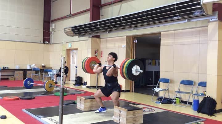 山本俊樹のインスタグラム：「- block power clean & jerk 190 KG  今日もタイミングがあっていないね でも190までは出来たのは上出来かな  この語り口調の投稿も @hiro_shira さんにめっちゃいじられるけど 辞めないからね笑笑  #ウエイトリフティングやろうぜ #weightlifting #snatch #cleanandjerk #squat #deadlift  #耐えて勝つ #率先垂範 #山本俊樹 #LEGACYLIFTER」