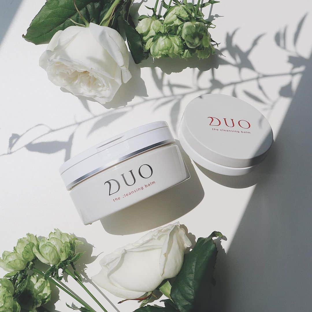 D.U.O.（デュオ）さんのインスタグラム写真 - (D.U.O.（デュオ）Instagram)「リニューアルのお知らせ❣️ . . 【 8月20日(火) 】 デュオのロゴがリニューアル！❁︎‧˚₊・ そしてどこにでも持ち運び便利な コンパクトサイズのバームも登場👜💕 . . スキンケアブランドD.U.O.は 登場からもうすぐ10年。 おかげさまで多くの方に ご愛顧いただいております . 今後はグローバル展開も視野に入れ、 より多くの皆さまのお肌に寄り添えるよう ロゴを一新しお届けしていきます♡ . . リニューアル日は8月20日(火)です💞💞 . . #duo #デュオ #デュオザクレンジングバーム #クレンジングバーム #バーム #洗顔料 #w洗顔不要 #毛穴ケア #角質ケア #アンチエイジング #アンチエイジング化粧品 #8月 #リューアル #新ロゴ #お披露目」8月1日 18時57分 - duo_cosme