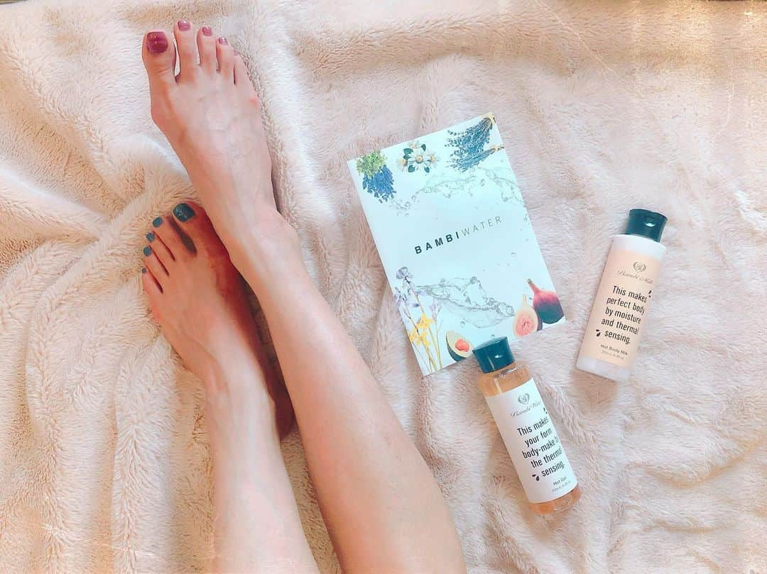 lily112988さんのインスタグラム写真 - (lily112988Instagram)「: #massagegel . . 夏太りの原因は冷え( °_° )！？ . 冷たいものをたくさん摂ったり エアコンで冷えた室内で 過ごすことが多くなるこの時期…🍧🍉🍨🍦 水分過剰摂取で浮腫んだり 脂肪が冷えて固まって燃焼しにくくなったり 胃腸が冷えて働きが悪くなって 夏太りの原因になるそう……(((;°Д°;)))) . そんなわけで対策始めました!! 普段は 保湿クリームとかオイルで お風呂上がりにマッサージしてるんだけど 温感スリミングジェルにチェンジ⇆ . ▶︎bambiwater & bambimilk @bambiwater_official . 脂肪は冷えると固まるから 超温感ジェルであたためてマッサージすることで 老廃物を排出して代謝を高めてくれるそう( ¯꒳¯ ) 美容成分90%配合だから いつもの肌ケア感覚で 引き締めと美肌を同時に…!! . 使い始めてから 明け方に脚が攣ることがなくなったの…!! 原因はやっぱり冷えだったんだろうな~と実感💭 . バンビウォーターは エステでも実際に使われているそうなので 期待大◎!! 気になる 二の腕や腰周りにも使ってみよ~ : : : #bambiwater #bambimilk #バンビウォーター #バンビミルク #スリミングジェル #マッサージオイル #セルライト #ボディクリーム #むくみ #ダイエット #脚やせ #脚痩せ #足痩せ #ボディケア #むくみ解消 #太もも痩せ #部分痩せ #オーガニック#引き締め #美容 #コスメ #エステ  #mamagirl #ママ読モ #読モ #ママモデル #モデル #撮影依頼受付中」8月1日 18時57分 - lily112988