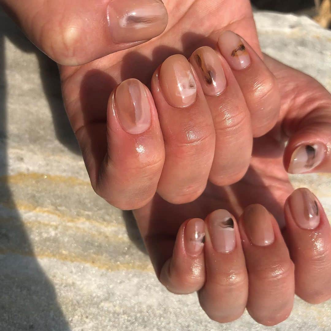のインスタグラム：「夏のさらっとしたベージュ使い🍃 じわーんと溶けるように滲ませて、成り行きで、 それくらいが心地よいです。 重くもなく軽くもなく。  #art#nail#nails#nailart#art#dlaw#lapilie#design#japan#tokyo#omotesando#harajuku#shibuya#instanails#nature#earth#vetro#coregel#gel#gelnailsdesign#gelnails#lucugel#滲みアート#美爪#ニュアンスネイル#ネイリスト募集」