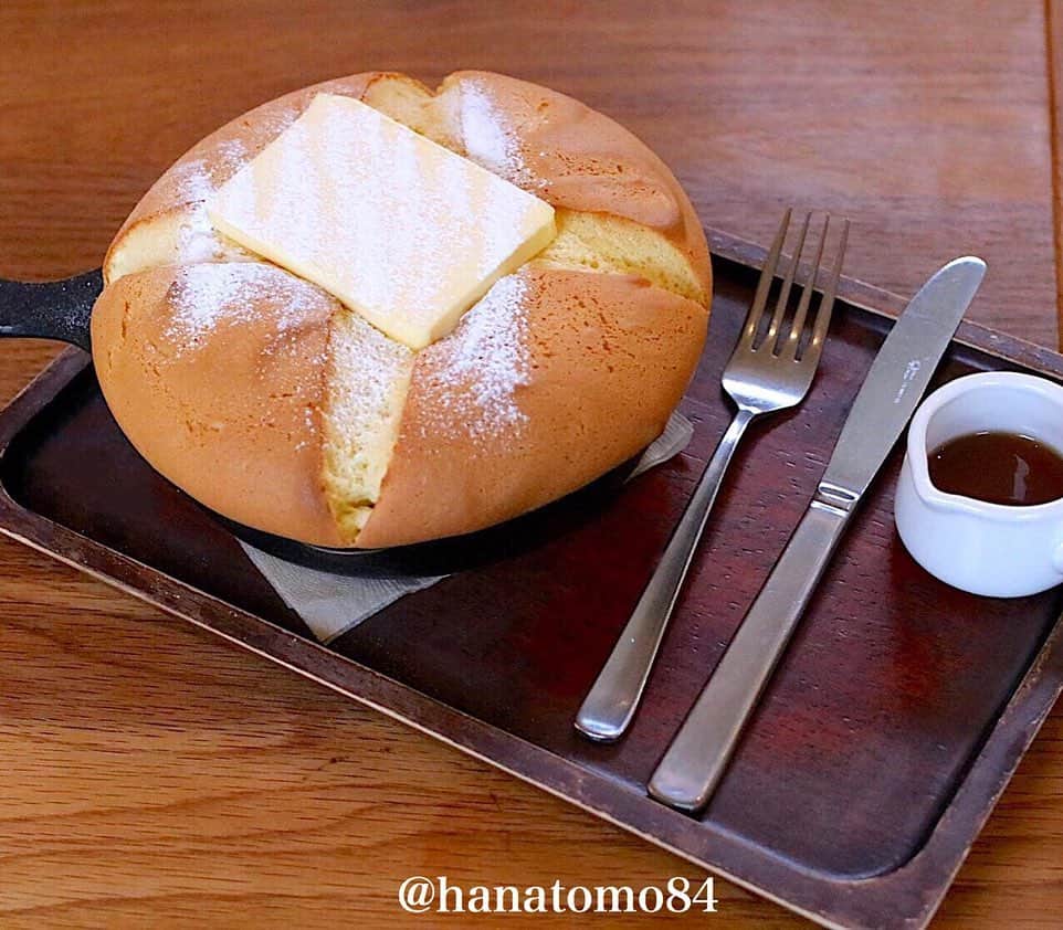 はなともさんのインスタグラム写真 - (はなともInstagram)「. . . ひばりが丘にある「COMMA,COFFEE(コンマコーヒー)」では、絵本の中から飛び出してきたかのようなパンケーキ、その名も「カステラパンケーキ」(900円)が食べられるぞ！ . 絵本の中にある夢のようなパンケーキを作りたい！ という想いから作られた同店のパンケーキ。 . 絵本のイメージと”あつあつほわほわ”というフレーズを合わせ、最後まで出来立ての美味しさを楽しんでもらえるよう、オーブンで時間をかけてじっくりと焼き上げでいるのだそう。 . 焼きたての香ばしさと ほのかな生地の甘さがたまりませんよ！ . . ————————————————— . 店名 : COMMA,COFFEE 住所 : 東京都西東京市ひばりヶ丘3-4-47 ひばりテラス118内 ‪営業時間 : ‬9:00〜19:00 ‪電話番号 : ‬042-465-1665 ‪定休日 : 火曜日‬ . 西武池袋線 ひばりヶ丘駅からバスで約10分 バスは駅前の3番乗り場、南沢下車 徒歩数分 . ————————————————— . . #パンケーキ #パンケーキ部 #スイーツ部 #カフェスタグラム #東京カフェ #東京スイーツ  #カフェ部 #カフェ巡り #コンマコーヒー #ひばりヶ丘 #カステラパンケーキ #パンケーキ好き #パンケーキ巡り #東京パンケーキ#東京カメラ部 #東京カフェ部 #はなともひばりヶ丘」8月1日 18時51分 - hanatomo84