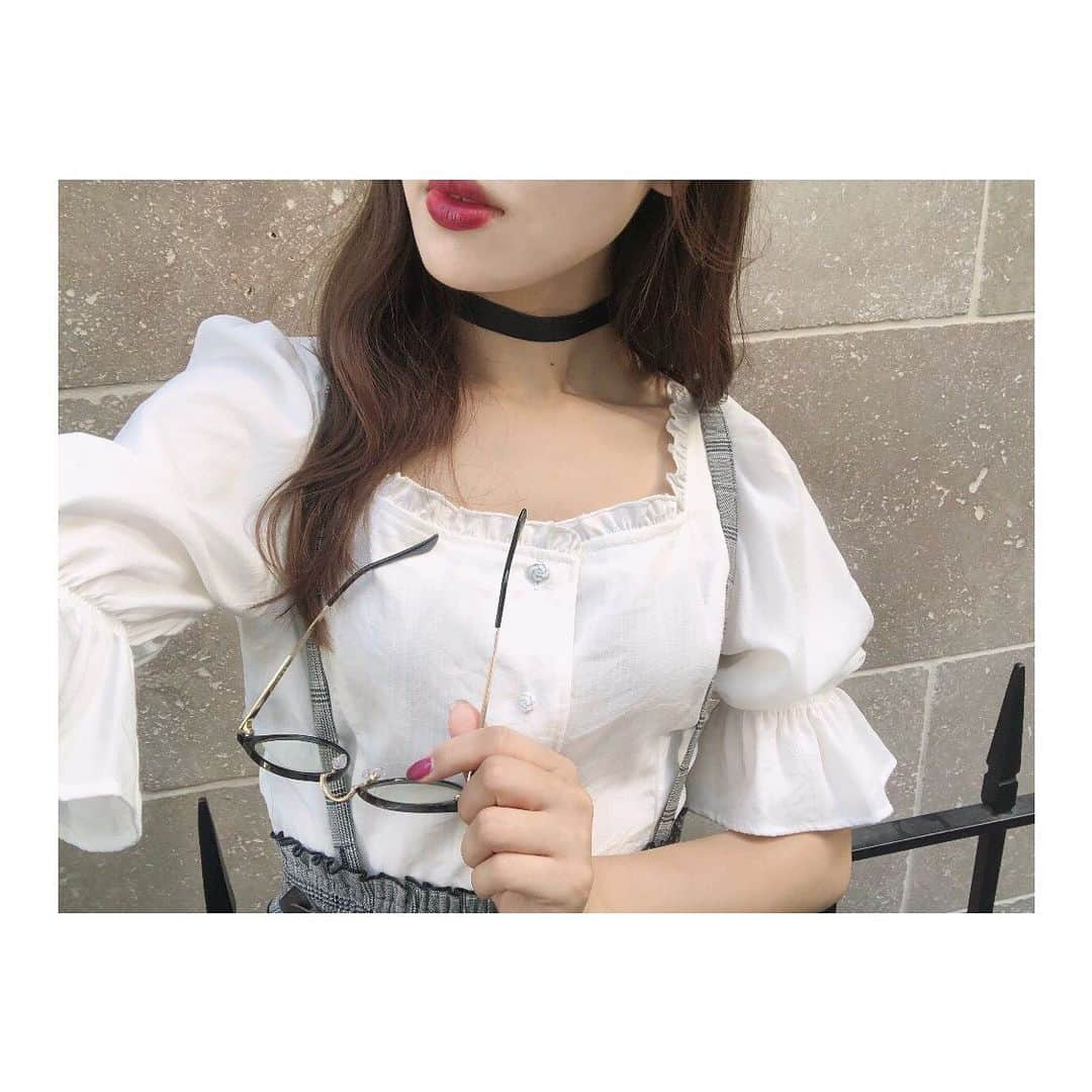 EATMEさんのインスタグラム写真 - (EATMEInstagram)「8.1 update... #EATME #AUGUST #NEW #ITEM #🌹 ブラウス➡︎8.2発売予定 チョーカー➡︎8.6再入荷予定 メガネ➡︎8月発売予定 . TOP画面のURLからEATME WEB  STOREをCHECK💁🏻‍♀️ @eatme_japan . スクエアネックブラウス（ #BLOUSE ） ¥8,300（＋tax） COLOR🎨:O/WHT.BLK.MIX SIZE📐:FREE . チュールプリーツスカート（ #SKIRT ） ¥12,000（＋tax） COLOR🎨:MIX.PPL.BLK SIZE📐:S.M . 2WAYマットサテンリボンチョーカー（ #CHOKER ） ¥2,200（＋tax） COLOR🎨: BLK . メタルコンビネーションメガネ（ #SUNGLASSES ） ¥2,500（＋tax） COLOR🎨: BLK . #EATME_CODE #eatmejapan #イートミー #fetishmode #2019sseatme #WOODSCAGE #益若つばさ #tsubasamasuwaka #fashion #japan #tokyo #harajuku #osaka #umeda #原宿 #大阪 #梅田エスト #instagood #like4like」8月1日 18時52分 - eatme_japan