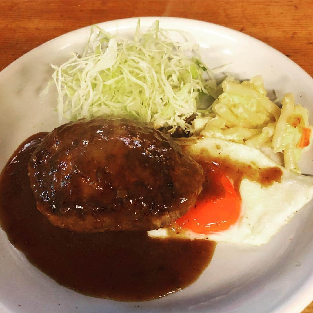 小川真司さんのインスタグラム写真 - (小川真司Instagram)「今日のランチ。ハンバーグが食べたくなったので。」8月1日 18時53分 - maguromaru34