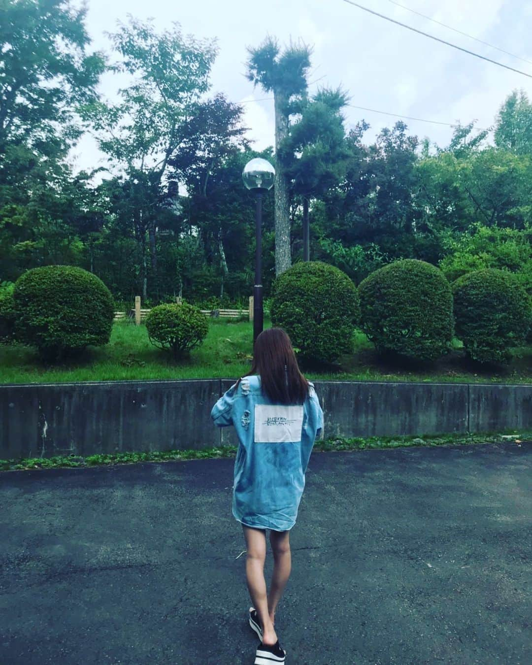 小林香菜さんのインスタグラム写真 - (小林香菜Instagram)「. この下、なに着てると思う🤔？ とても大自然で素敵☺️✨💕 . #問題 #🤔 #なんでしょう #🤔 #？」8月1日 19時00分 - kanaful