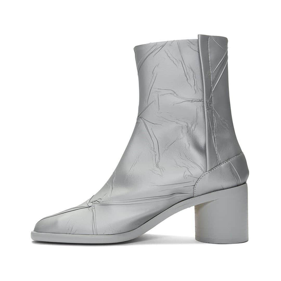 HYPEBEASTさんのインスタグラム写真 - (HYPEBEASTInstagram)「@hypebeastkicks: @maisonmargiela has given its signature Tabi Boot a new duct tape-like makeover. Coming in with an ankle-high cut, the shoe is crafted of a silver-tone textile riddled with creased detailing. Get your hands on one now from retailers like @ssense for $1,440 USD a pair. ⁠⠀ Photo: SSENSE」8月1日 19時03分 - hypebeast