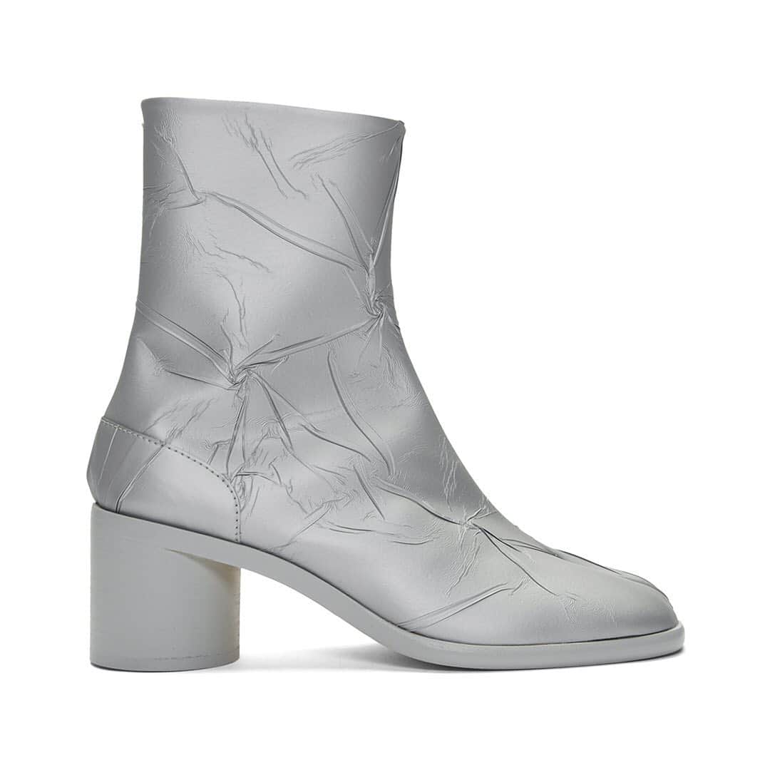 HYPEBEASTさんのインスタグラム写真 - (HYPEBEASTInstagram)「@hypebeastkicks: @maisonmargiela has given its signature Tabi Boot a new duct tape-like makeover. Coming in with an ankle-high cut, the shoe is crafted of a silver-tone textile riddled with creased detailing. Get your hands on one now from retailers like @ssense for $1,440 USD a pair. ⁠⠀ Photo: SSENSE」8月1日 19時03分 - hypebeast