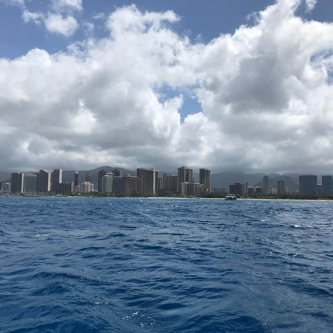 Aloha Street アロハストリートさんのインスタグラム写真 - (Aloha Street アロハストリートInstagram)「海から眺めるワイキキ⛵️ちょうどヒルトンあたり🏝(ユウリ)  #ハワイ #ワイキキ #クルージング #ハワイ旅行 #アロハストリート #Hawaii #Waikiki #cruising #alohastreet」8月1日 19時09分 - alohastreetcom_hawaii