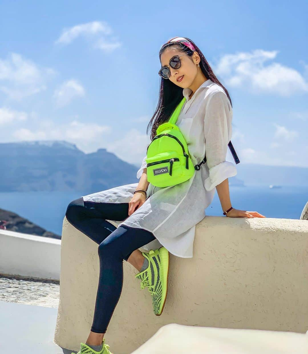 砂田早紀のインスタグラム：「Exploring styles🕶  Shirts: @frankandeileen  Pants: @kith  Shoese: @adidas  Bag pack: @versace  #exploring#santorini#sunshine#town#neonyellow#outfit#birthdaygirl#japanese#london#versace#backpac#adidaseasyboost」