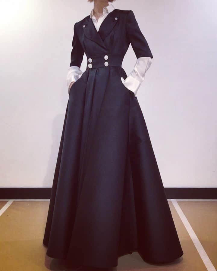 のインスタグラム：「Timeless tuxedo dress just arrived @netaporter @alexismabille #tuxedodress #timeless #intemporel #masculinfeminin #rainstones #glamour #foranyoccasion #alexismabille #netaporter」