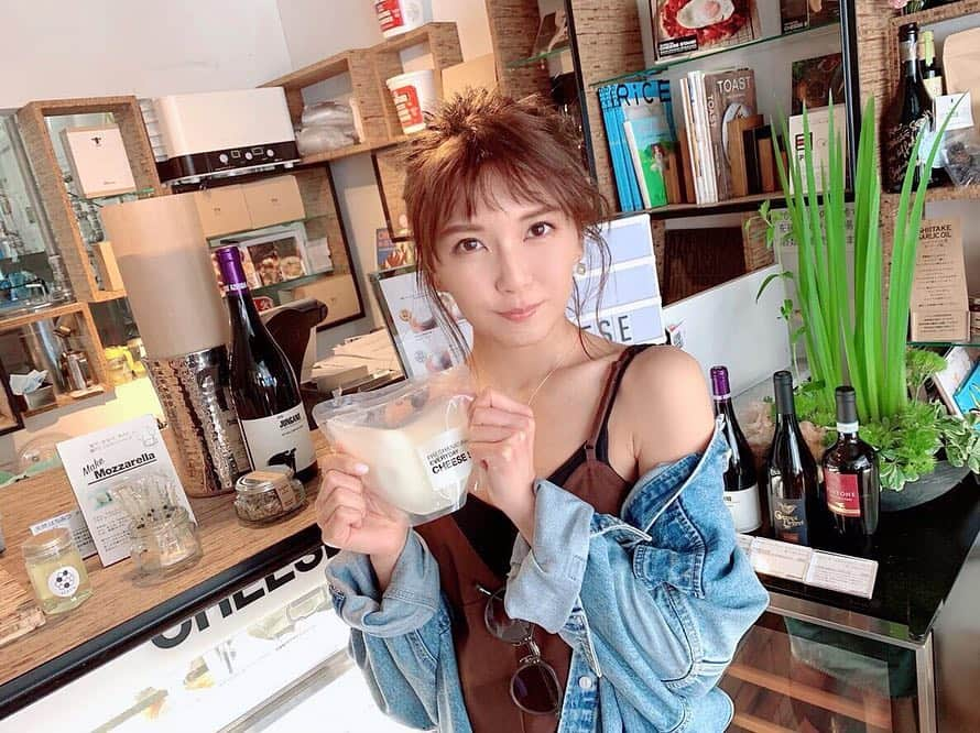 GINGERさんのインスタグラム写真 - (GINGERInstagram)「宇野ちゃん「チーズ専門店に行きたい！」オフショット📷✨ 撮影でお邪魔したのは渋谷区富ヶ谷にある& CHEESE STANDさん❣️ 宇野ちゃんが大好物だというブッラータチーズ、絶品です🧀✨ #gingermagazine  #宇野実彩子 #AAA #オフショット #ブッラータチーズ  #andcheesestand  #ginger #ジンジャー #gingerweb」8月1日 19時24分 - ginger_magazine