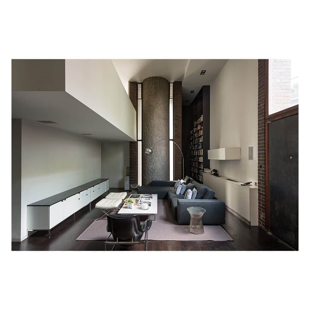 The Modern Houseさんのインスタグラム写真 - (The Modern HouseInstagram)「#forsale an expansive five-bedroom home occupying the original Barbican Estate Office. Link in our bio to see the sales listing.」8月1日 19時20分 - themodernhouse
