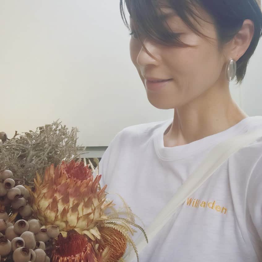 畑野ひろ子のインスタグラム：「@ragandbone から届いた @willgarden_official のロゴTシャツ😍  今日は、花の作業日。 制服のようで嬉しい❤️ #ragandbone #tシャツ #willgarden #flower」