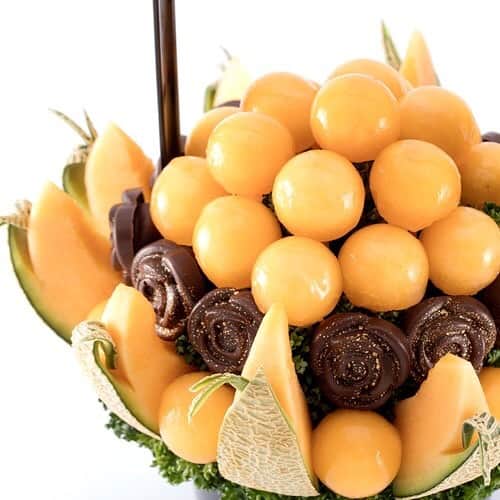 Fruit-bouquets.comさんのインスタグラム写真 - (Fruit-bouquets.comInstagram)「. QUEEN(クイーン)は、 贈答品や、お手土産におすすめの プレミアムな夏季限定のフルーツブーケです。 . 芳醇な香りと甘さが特徴の赤肉メロンを たっぷりと使用し、パティシエの技術で 華麗にアレンジメントしてお届けします。 . 一口サイズにくり抜いたsphereは可愛らしく、 皮付きのメロンは見た目も華やかです。 . バラの花は、フランス産高級チョコレートでお作りし、 背面にはドライアップルを組み合わせております。 表面には金箔を散りばめ、上品に仕上げました。 . #フルーツブーケ #プレジール #plaisir #fruitbouquet #fruit #フルーツ #インスタ映え」8月1日 19時25分 - fruitbouquet.japan
