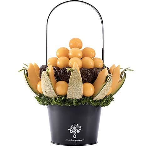 Fruit-bouquets.comさんのインスタグラム写真 - (Fruit-bouquets.comInstagram)「. QUEEN(クイーン)は、 贈答品や、お手土産におすすめの プレミアムな夏季限定のフルーツブーケです。 . 芳醇な香りと甘さが特徴の赤肉メロンを たっぷりと使用し、パティシエの技術で 華麗にアレンジメントしてお届けします。 . 一口サイズにくり抜いたsphereは可愛らしく、 皮付きのメロンは見た目も華やかです。 . バラの花は、フランス産高級チョコレートでお作りし、 背面にはドライアップルを組み合わせております。 表面には金箔を散りばめ、上品に仕上げました。 . #フルーツブーケ #プレジール #plaisir #fruitbouquet #fruit #フルーツ #インスタ映え」8月1日 19時25分 - fruitbouquet.japan