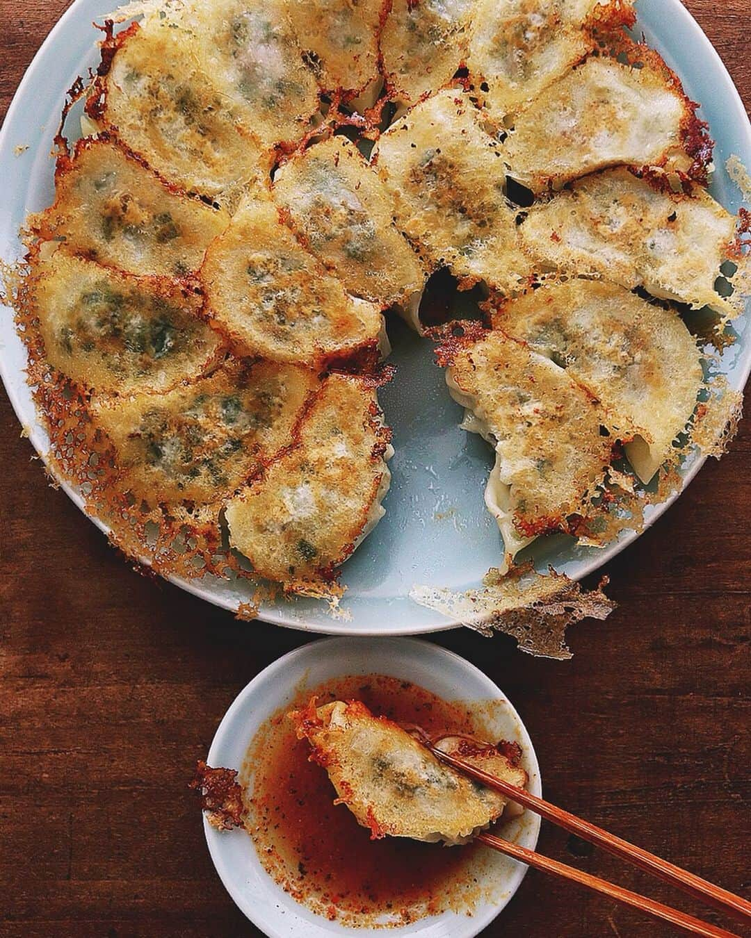 樋口正樹さんのインスタグラム写真 - (樋口正樹Instagram)「Nira Gyoza 🥟 . 今夜の餃子の具材は 豚肉、ニラ、生姜で。 スタミナしっかり！ . . 今週末の8/3satは、 "東京台湾"の餃子を "ラブパク"で食べる イベントへ行くー！ 👉@lovepakcheesauce . . #新世界餃子男人飯店 #ギョウザニアウジャン #餃子 #ぎょうざ #ラブパク食堂 #ラブパクチーソース #gyoza #frieddumplings #crispybottoms #lovepakcheesauce」8月1日 19時27分 - higuccini