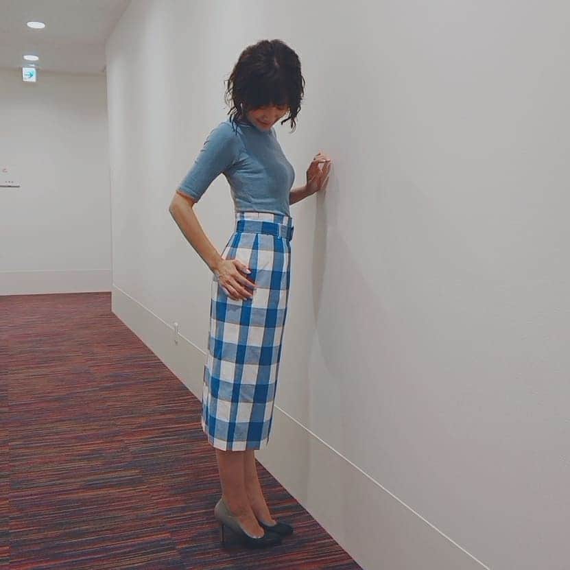 武藤乃子さんのインスタグラム写真 - (武藤乃子Instagram)「🎤 とってもカタチがキレイだった、衣装のスカート。  なかなかプライベートでは手に取らないような服が着られるのも、衣装選びの楽しいところ😊  #収録 #衣装」8月1日 19時30分 - muto_noriko.11