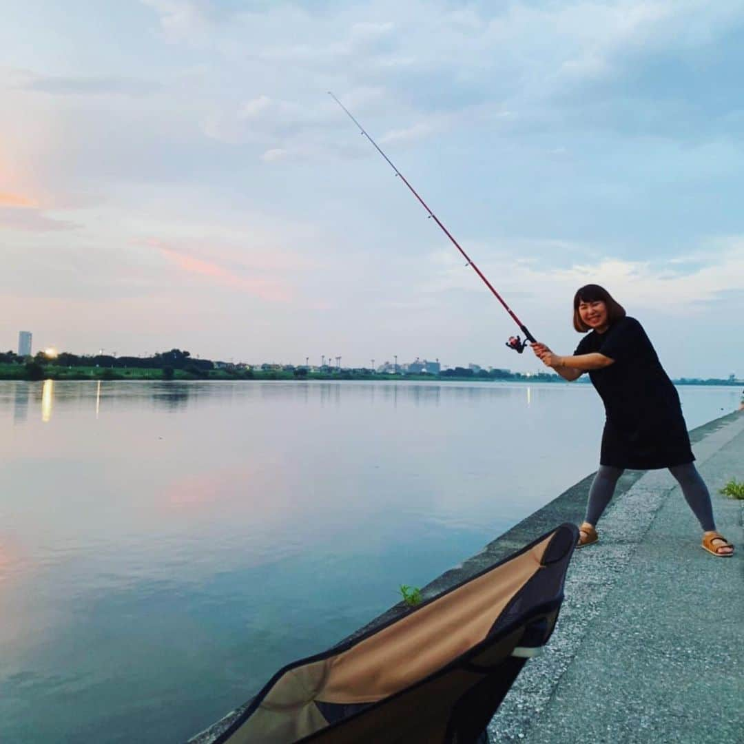 KEINA HIGASHIDEさんのインスタグラム写真 - (KEINA HIGASHIDEInstagram)「夏の多摩川で釣り遊び。 1匹釣れて大満足。夕方の川辺はけっこう涼しいのね。」8月1日 19時30分 - keina_higashide