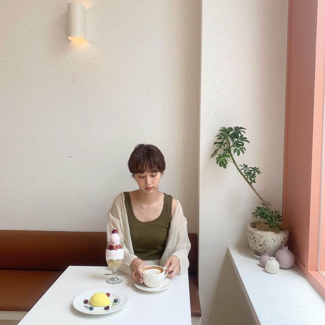 石田一帆さんのインスタグラム写真 - (石田一帆Instagram)「. 韓国のおしゃれカフェスポット、 MND COFFEE ☕️🍒🍋 . フルーツのパフェやレモンケーキなど 見た目からかわいいデザートたちが♡ . ピンクな空間でもそわそわしなくて光も たくさん入ってきてデザートもおいしくて また行きたいスポットです🌻 . 済州もあるのでソウル投稿はおしまい。 明日gem.の新製品についてお知らせします🗣 ご確認いただけたら嬉しいです💌 . @mndcoffee  #ik_travel#ik_korea#mndcoffee#coffee#koreacafe#cafekorea#koreatrip#korea#trip#travel#韓国カフェ#韓国#韓国旅行#女子旅」8月1日 19時41分 - ishidakazuho