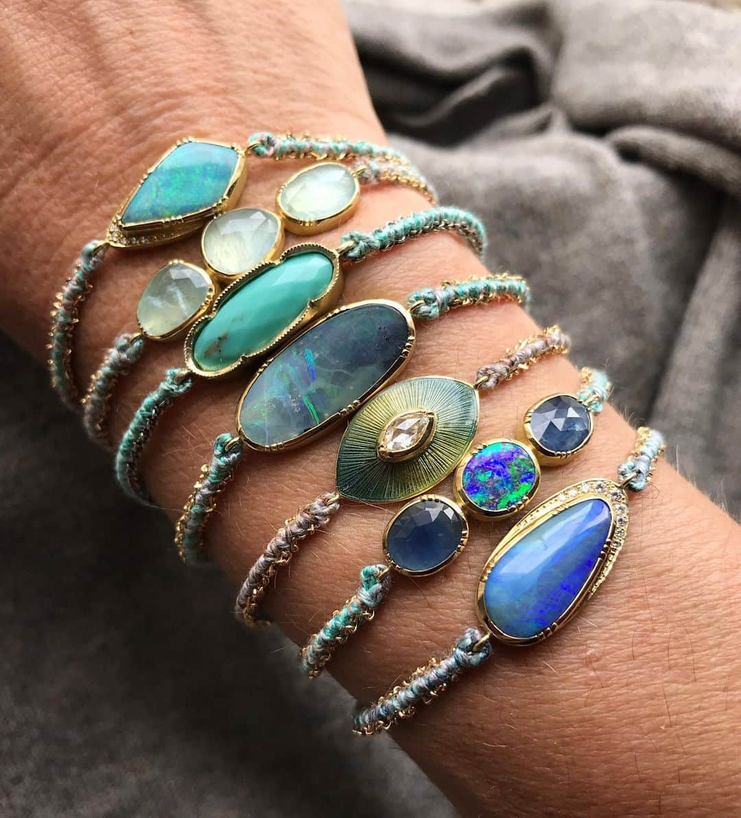 ブルックグレグソンさんのインスタグラム写真 - (ブルックグレグソンInstagram)「Gem woven ombré blues 🖤💙💎✨ #boulderopal #aquamarine #turquoise #sapphire #talisman #diamond #textilesfinejewelry #brookegregson」8月1日 19時41分 - brookegregson