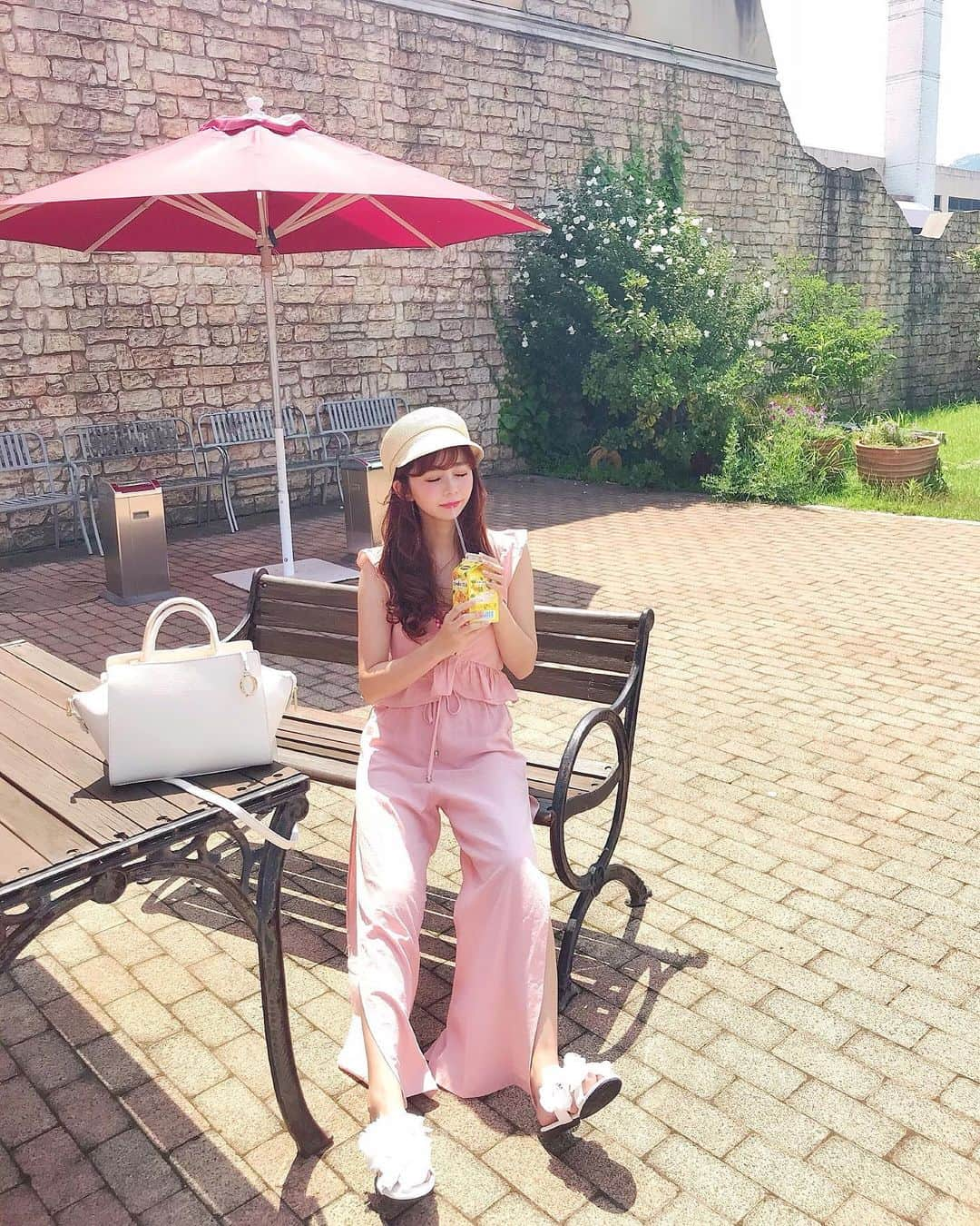 横田亜美さんのインスタグラム写真 - (横田亜美Instagram)「❤︎ . 暑すぎてこげそう☀️ 皆熱中症には気をつけてね！ . 水分を取るように！ 私はレモンティーでチャージ🍋 .  今なら夏っぽいシーンやモノと紙パックのリプトンを投稿すると…自分でデザインできちゃうカスタマイズボトルとお洒落な紙ストローがセットになったギフトボックスが当たるキャンペーン実施中みたいだよ❤︎ . お洋服や鞄の詳細は タグつけてありま〜す🥺🥺 . . @lipton_cp2019  #私服 #夏 #夏休み #夏とfruitsintea #夏リプトン #リプトン #森永乳業 #レモンティー #今日のコーデ #革製品 #PR」8月1日 19時41分 - amimi0218