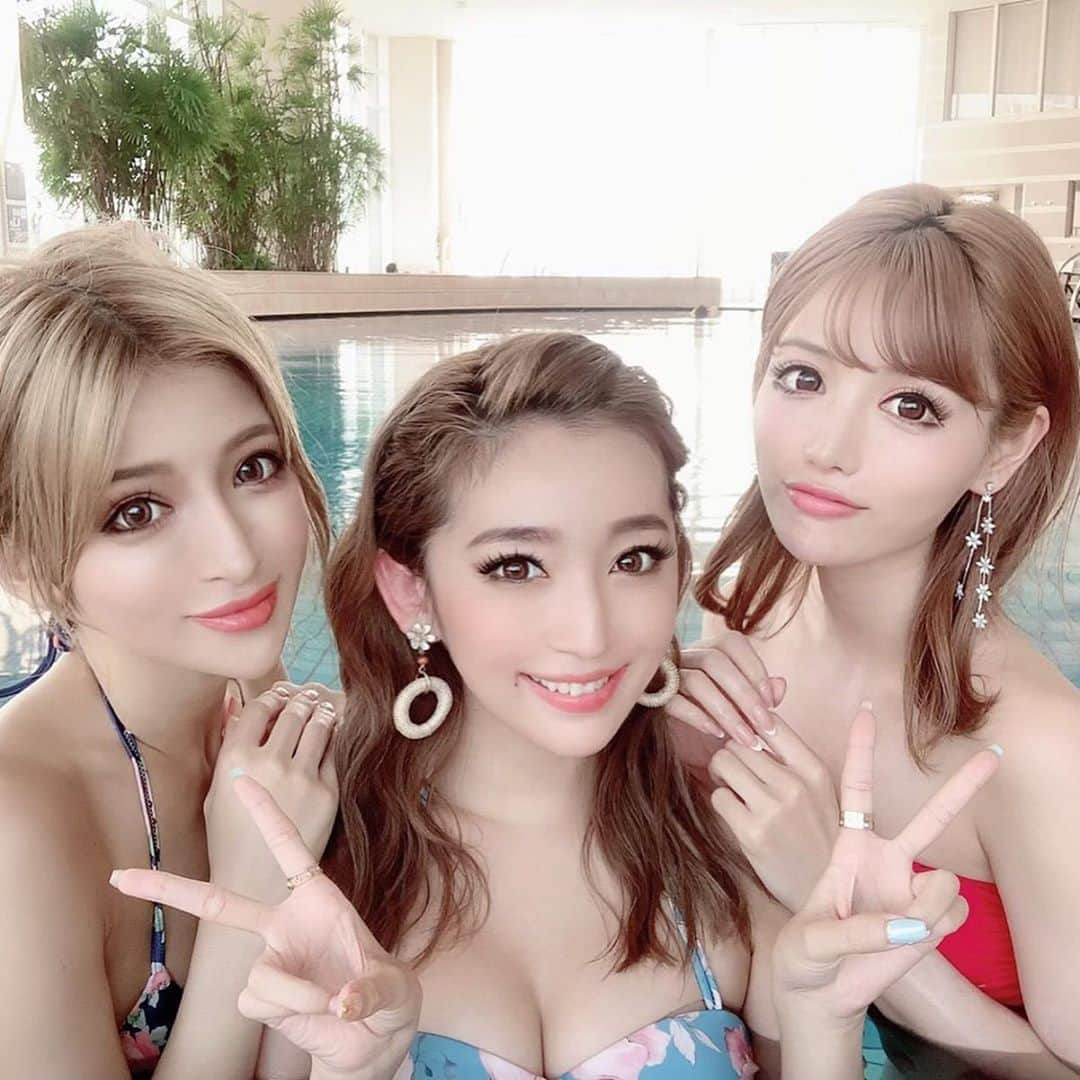 杉山佳那恵さんのインスタグラム写真 - (杉山佳那恵Instagram)「大好きすぎる️💕 しーちゃん @mutoshizuka0204  ゆんちゃん @yunkoro519 とHilton hotelの プールデート🏖😋️❤️ ・ 浮き輪でぷかぷかしたり 綺麗な景色見ながらジャグジーでのんびり✨ ・ めっちゃ笑ったし癒されたし幸せだぁ〜💗ごはん食べながら綺麗な夕日も見たよっ(๑˃̵ᴗ˂̵) ・ 水着は @dress_sugar めっちゃ可愛い💕 ・ ・ #夏#summer#楽しい#pool#happy#swimwear#sugar#おじさんメンバー#夏計画#いっぱい#大好きすぎ」8月1日 19時41分 - kanaxxy_0421