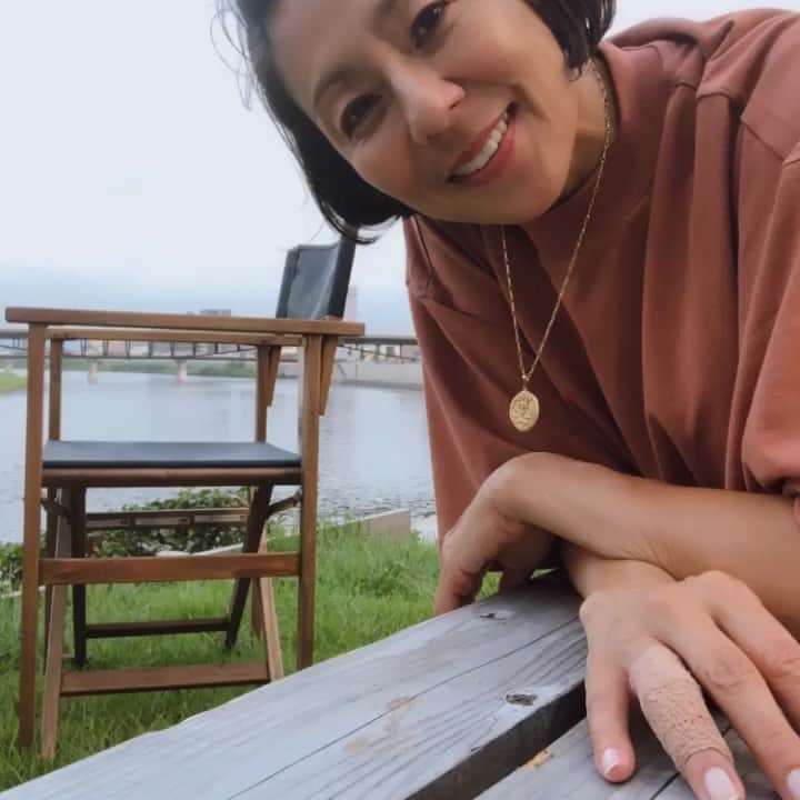 のインスタグラム：「. 暑い😵☀️🥵１日で 危なかったよー でもロケはバッチリ👌 また静岡でいい出逢い😊 大好きなイチヂクや オーガニックの野菜達を育てる農家さんも訪ねてまた勉強になりました😘 ☆ 1枚目は自撮り 2枚目はそれをマネージャーが盗撮😆🤣😂😊 ミュージックまで付けてくれたー😆 笑えるー😁 #静岡  #まるごと  毎週火曜レギュラーだよん😘 #ロケ #rikaco_fashion #rikacoタイマー自撮り覚えたもん〜😀」