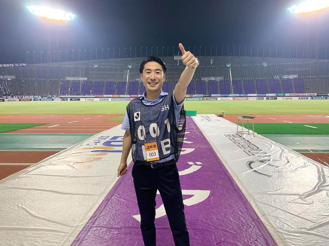 のインスタグラム：「広島FM ゴッジのお休みをいただき、 サンフレッチェ広島vs川崎フロンターレ、Jリーグ中継でピッチリポーターを担当しました。 試合は3-2で広島の勝利！！！ おめでとうございます🎉 ・ エディオンスタジアムでは初となるヒーローインタビューをすることができました^ ^ 鳥栖でも荒木選手にインタビューをしたので、何か縁を感じます！ ・ 次は明後日、ピースマッチ。 気を引き締めて準備に取り掛かります。 #サンフレッチェ広島 #Jリーグ #DAZN #ピッチリポーター」