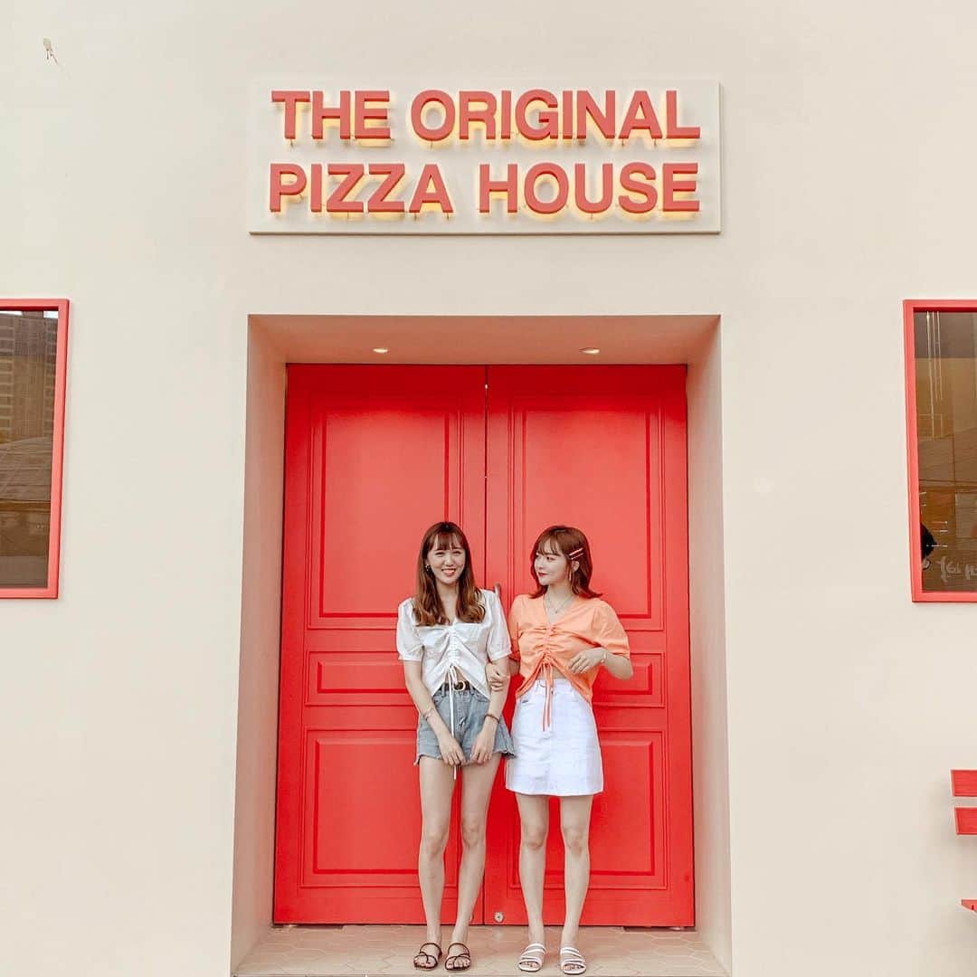 柯柯YELIZのインスタグラム：「Pizza店 #더오리지널피자하우스  怎麼有披薩店這麼可愛的🥰也剛好因為新開得到免費的飲料🥤好幸運👍披薩也好吃😍✨」
