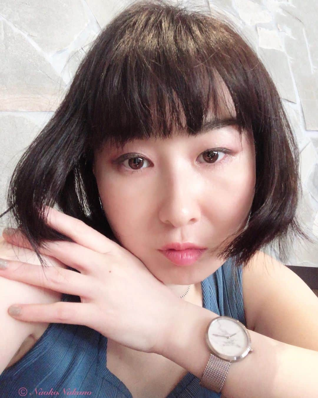 中野菜保子さんのインスタグラム写真 - (中野菜保子Instagram)「. 「マベンのクーポンならココにありますよ😌✨」 @mavenjapan . 写真は🍎🍎🍎🍎🍎枚です☆ 2:大理石 4:中野の手、つかむ 5:顔くらいあった . . ご機嫌いかがですか？（≧∇≦）？ 梅雨が明けましたね🏖 . 遅れてきた夏は言い訳をせず ぴーかんに世界を照らしてますけど 遅刻チャラにするから手加減をw . . 先日は打合せでした🌟 小学6年生100人と作るお芝居 『加藤与五郎劇』の脚本と演出を長年しています🎭✨ . またココにもアメブロにも書きます(๑˃̵ᴗ˂̵) . . 打合せにつけて行ったのはmavenwatches (マベンウォッチズ・@mavenjapan) . . ビューティー&ユース ユナイテッドアローズ (BEAUTY&YOUTH UNITED ARROWS) 全店でも取扱いしている 人気の時計です🌈🌈🌈 . ホンモノの大理石を贅沢に使っていてluxury、 都会的やけど、 自然から生まれたものの 優しさがあって 穏やかな気持ちになれます✨⌚️✨ . . メッシュバンドと石が涼しくて (バンド調整も簡単やし) 夏のオシャレを邪魔しない⌚️ナチュラル感がスキです😊 . . 今回は小ぶりなフェイスをチェイスしてみました🍀🍀🍀 . . クーポンコードは、 【nao0723】 ご使用で10%OFFになります (クーポン使用期限:2020年7月23日) @mavenjapan . 寝苦しい夏の夜だけれど、 エアコン冷えに気をつけて下さいね❄️❄️❄️ ＊ ＊ ＊ #mavenwatches #マベン #マベンウォッチズ  #腕時計 #時計 #手元倶楽部 #夏仕様 #涼しげなひと #メッシュベルト #田舎っ子 #都会っ子 #ビューティーアンドユース  #ユナイテッドアローズ #美脚 #美肌 #美白美人 #美形 #笑顔天使 #カフェ大好き #ノースリーブ女子 #見守る #中野菜保子 #ホンモノ #俳優 #actor #model #ヘプバーン #moviestar  #ナオ部  #夏風邪注意 @mavenjapan @syanhaijitensya」8月1日 19時38分 - naokonakano8319