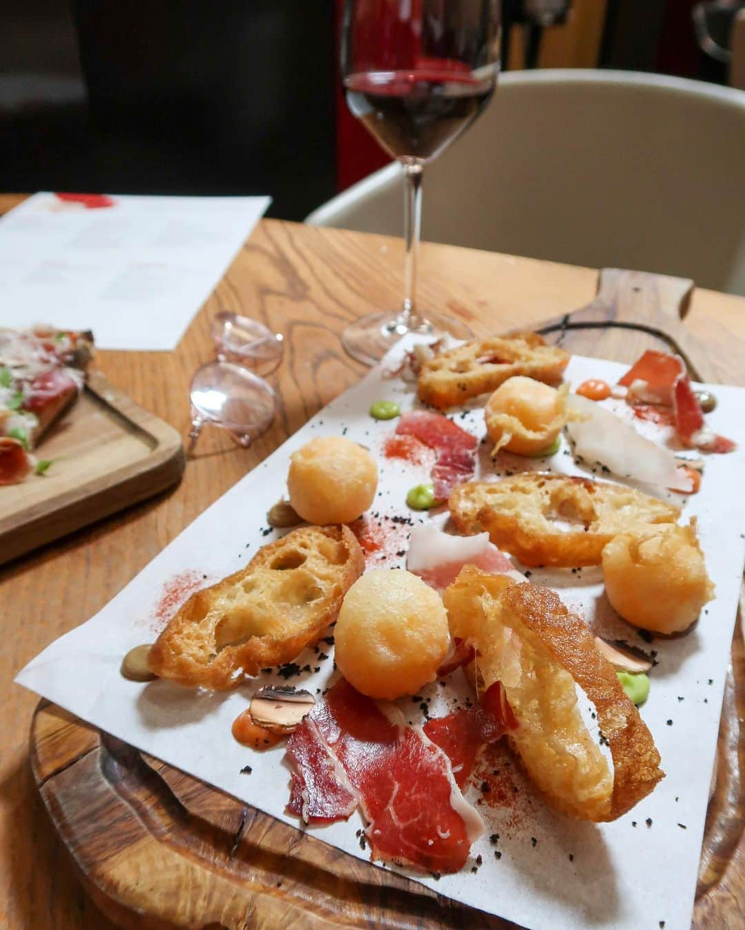 Eat With Steph & Coさんのインスタグラム写真 - (Eat With Steph & CoInstagram)「Jamon my friends, come join me at my new found Basque food heaven!!! No regrets for the amount of iberico ham I ate here, because it was DELICIOUS. @enekolondon coming in strong with their new brunch menu.. that basque style scrambled eggs, aka iberico ham, potatoes and scrambled egg was mad. Comfort food done right 💯  And that egg yolk tempura.. not clue how they managed that but insanely indulgent by worth every penny. And don’t get me started on the crystal bread and iberico ham.. yeah I devoured that in a continuous few bites cos I couldn’t stop.  Some seriously good food, but no surprise because the Basque people really know how to eat. And drink, of course. Highly highly recommended! 📷 @verna.banana #invite #basque #spanish #spanishfood #tapas #pintxos #iberico #jamon #sogood #comfortfood #brunch #recommended」8月1日 19時39分 - eatwithsteph_ldn