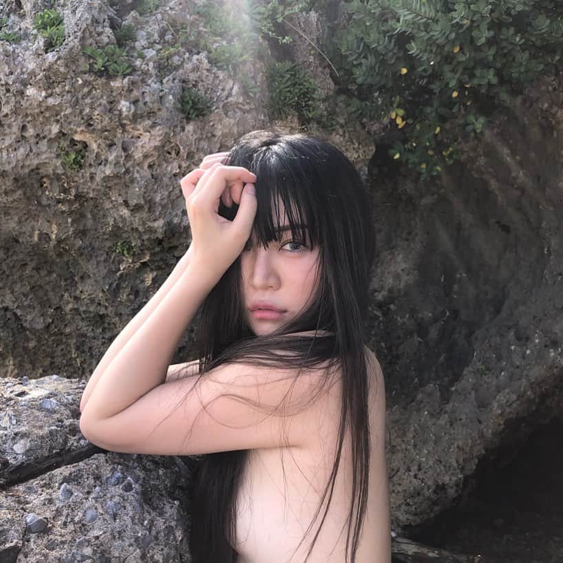 のインスタグラム：「令和元年8月の始まりですね。 ノーフィルターノーアプリの加工なし写真がインスタ内で流行ってると風の噂で聞いたので波に乗ってみました(海だけに(いや海写ってない(なんなら狙ってる 8月から新しい事を色々始めるので今から気合入れていきます🤼‍♀️ photo @chinatsu1981080」